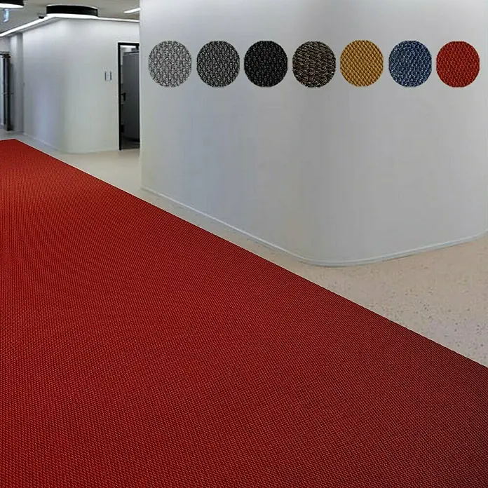Schmutzfangmatte Hong Kong - Schwarz, 1.100 x 200 cm, 100 % Polypropylen - Ein roter Teppich auf einem Flur in einem modernen Gebäude mit Mustern an der Wand.