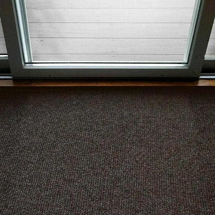 Schmutzfangmatte Hong Kong - Braun, 1.100 x 200 cm, 100 % Polypropylen - Detailaufnahme eines braunen Teppichs vor einer Schiebetür, der eine gemütliche und einladende Atmosphäre ausstrahlt.