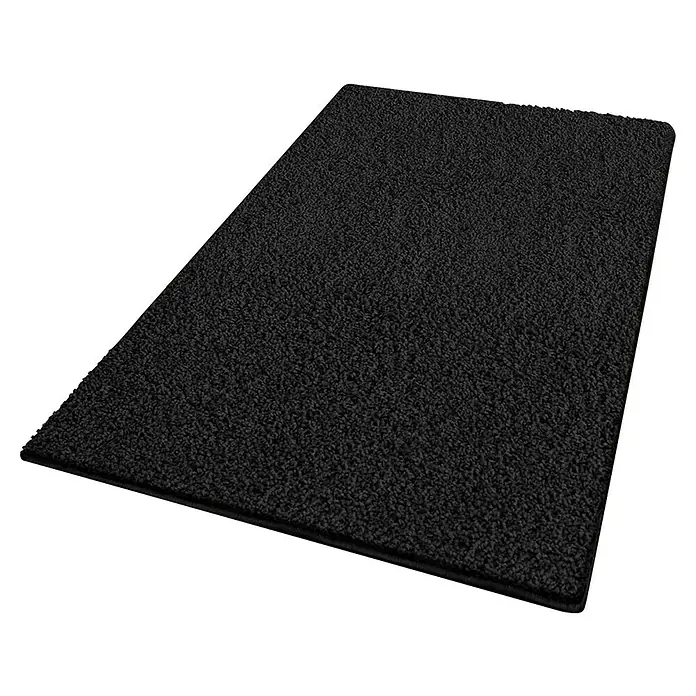 Hochflorteppich Barcelona - Schwarz, 450 x 200 cm, 100 % Polypropylen - Ein rechteckiger, schwarzer, weicher Teppich mit unebener Oberfläche liegt auf einem dunklen Hintergrund. Er wirkt flauschig und einladend.
