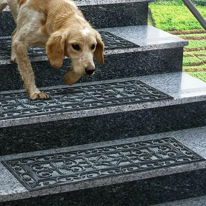 Stufenmatte Colo - 65 x 25 cm, 100 % Gummi, Schwarz - Hund steigt die Treppe mit dekorativen Treppenmatten hinunter, die für Sicherheit und Stil sorgen.