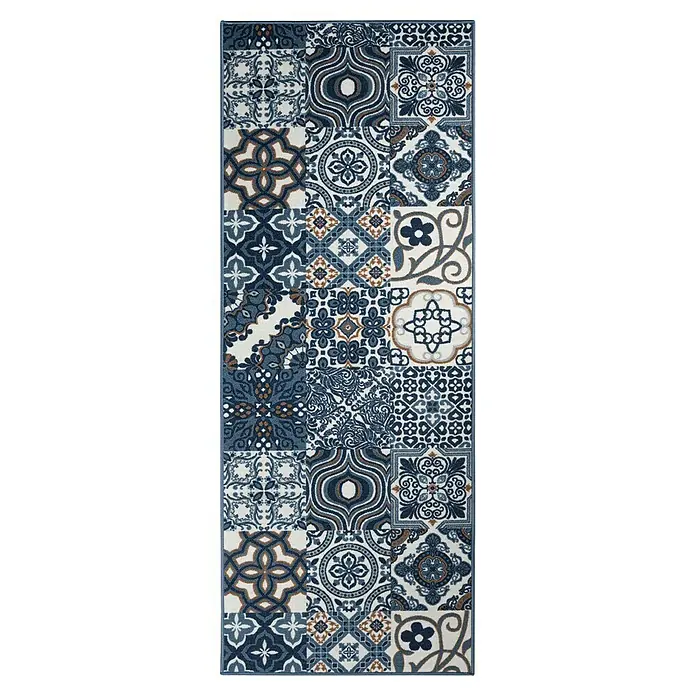 Teppichläufer Newport - Blau, 250 x 80 cm, 100 % Polyamid - Eine rechteckige Küchenmatte mit einem Muster aus blauen, weißen und braunen Fliesen, die ein vielseitiges Dekorationsstück darstellt.
