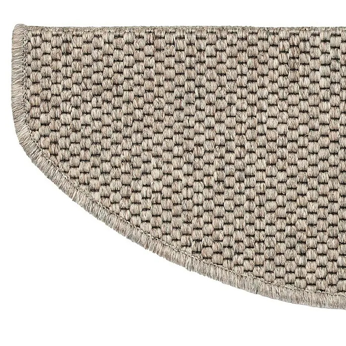 Stufenmatte Kalkutta - 65 x 23,5 cm, Taupe, Halbrund - Nahaufnahme eines halbkreisförmigen Teppichs mit Fransen. Der Teppich hat eine gewebte Textur in neutralen Farbtönen.