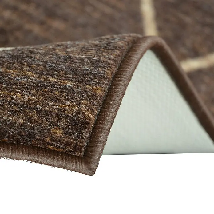 Teppichläufer Cosenza - Braun, 200 x 80 cm, 100 % Polyamid - Detailaufnahme eines Teppichs mit braunem Schachbrettmuster, der die Textur und Verarbeitung des Produkts hervorhebt.