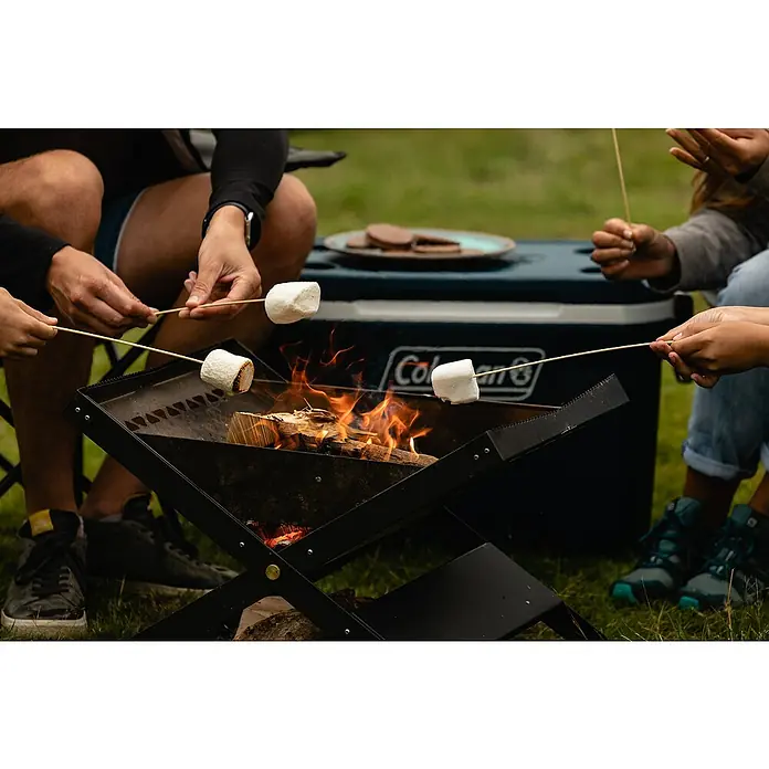 Coleman Kühlbox 52QT Xtreme™ - L x B x H: 56 x 42 x 47 cm, Blau, 49 l - Marshmallows werden über einem tragbaren Coleman-Lagerfeuer geröstet, perfekt für Outdoor-Spaß und köstliche Leckereien.