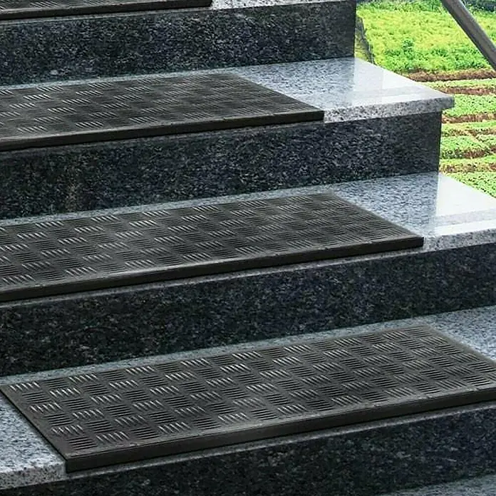 Stufenmatte Madra - 65 x 25 cm, 100 % Gummi, Schwarz - Treppen mit Anti-Rutsch-Matten. Die rutschfesten Matten erhöhen die Sicherheit und verhindern Unfälle auf den Stufen.