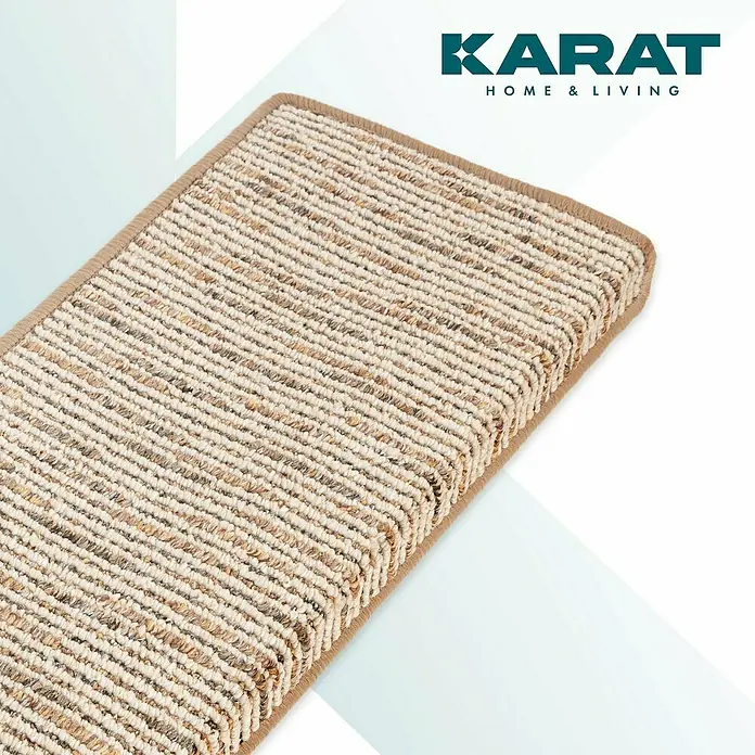 Stufenmatte Geneva - 65 x 23,5 cm, Beige, Rechteck - Nahaufnahme eines beigen Teppichs mit braunem Rand und dem Logo von KARAT Home & Living im Hintergrund.
