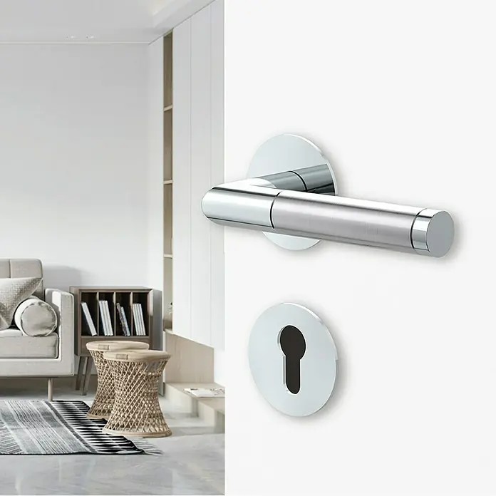 Diamond Doors Design Drückergarnitur Oregon - Stärke Tür: 40 mm - 45 mm, Edelstahl, L-Form, Profilzylinder - Nahaufnahme eines eleganten Türgriffs und Schlosses aus Chrom, der moderne Stil und hochwertige Verarbeitung vereint.