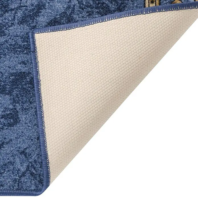 Teppichläufer Rügen - Blau, 300 x 80 cm, 100 % Polyamid - Nahaufnahme einer blauen Teppichkante mit rutschfester Unterseite, ideal für jeden Raum und bietet Komfort und Sicherheit.