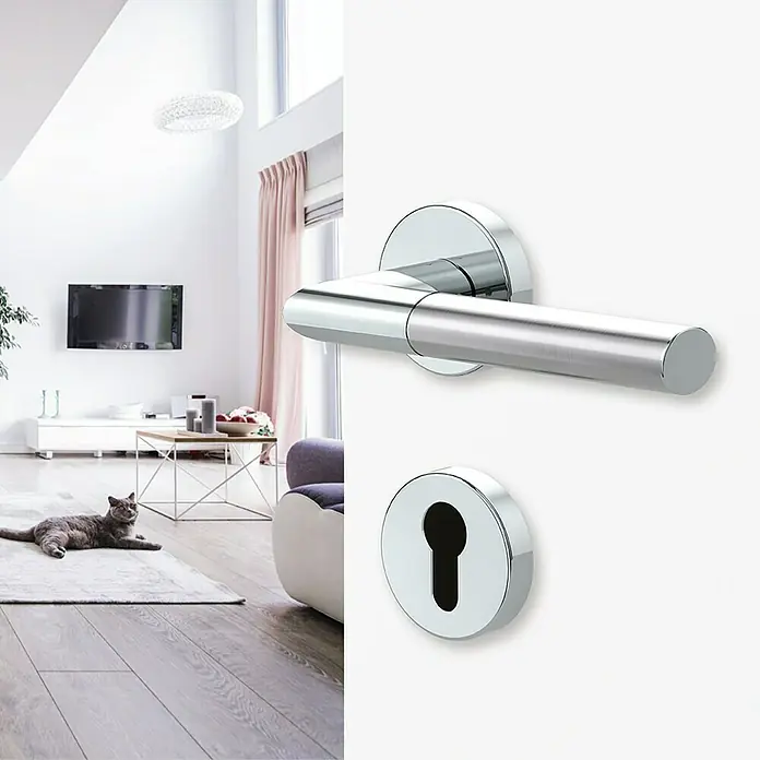 Diamond Doors Schlüsselschild - Profilzylinder, Chrom - Nahaufnahme einer modernen Türgarnitur aus Chrom mit einem schlichten, zylindrischen Design, ideal für moderne Wohnräume.