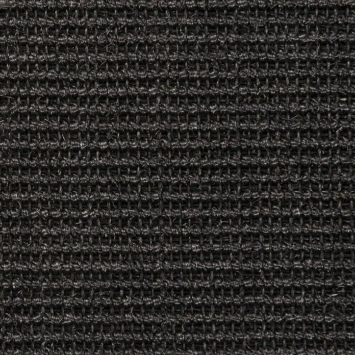 Flachgewebeteppich Sylt - Schwarz, 350 x 50 cm, 100 % Sisal - Detailaufnahme eines schwarzen Sisalteppichs, der die Textur und das Webmuster des Naturmaterials hervorhebt.