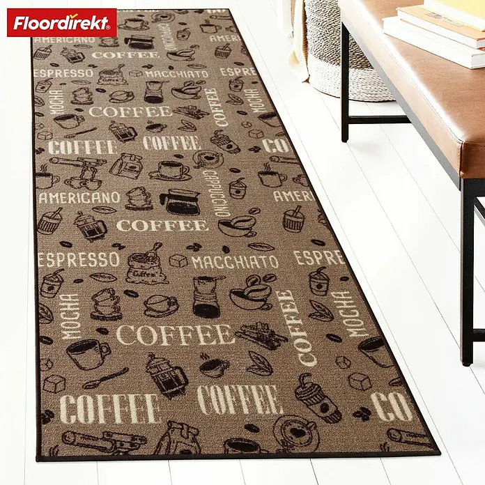 Teppichläufer Coffee - Braun, 200 x 80 cm, 100 % Polyamid - Ein brauner Teppich mit Kaffeemotiven und dem "Floordirekt"-Logo. Der Teppich liegt auf einem weißen Holzboden neben einer Bank.