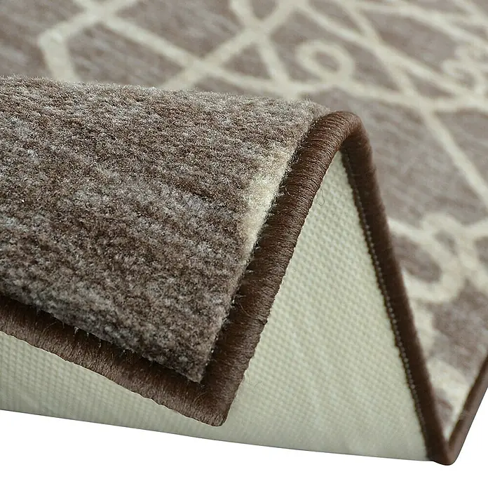 Teppichläufer Navelli - Braun, 200 x 80 cm, 100 % Polyamid - Nahaufnahme eines Teppichs mit braunem Flor und cremefarbenem Muster, der eine weiche Textur und einen braunen Rand aufweist.