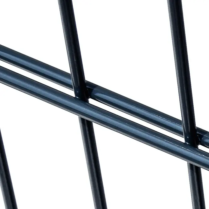 FA-Bausysteme Zauntor Industrietor - 3 x 1,4 m, Stahl, Anthrazit, 2-Flügel, Drahtstärke 6/5/6 mm - Nahaufnahme eines grauen Metallgitterzauns mit klaren Linien und industrieller Ästhetik. Ideal für moderne Designprojekte.