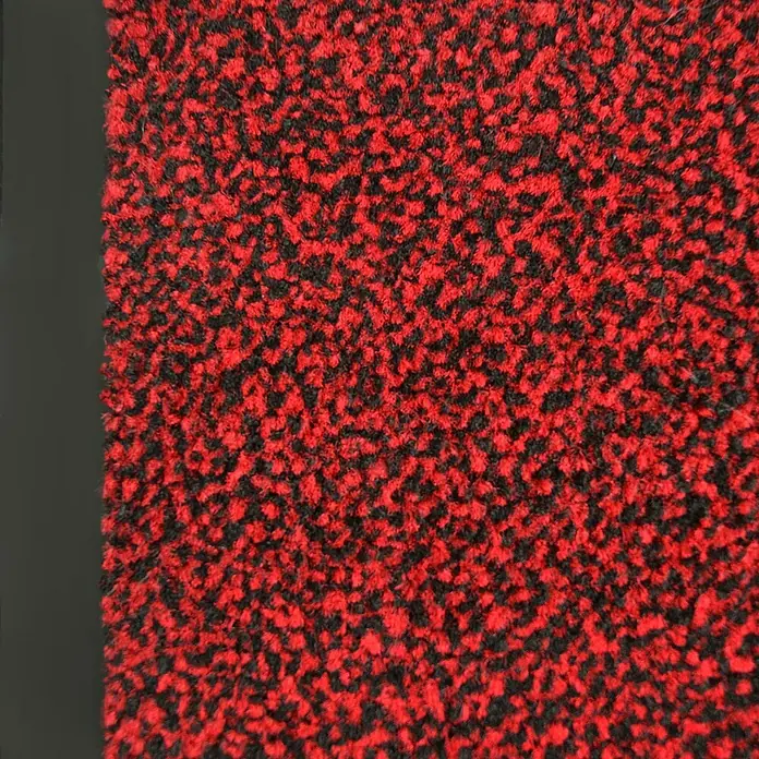 Fußmatte Sky - Rot, 600 x 120 cm, 100 % Polypropylen - Nahaufnahme eines roten und schwarzen Teppichs mit einer schwarzen Bordüre.