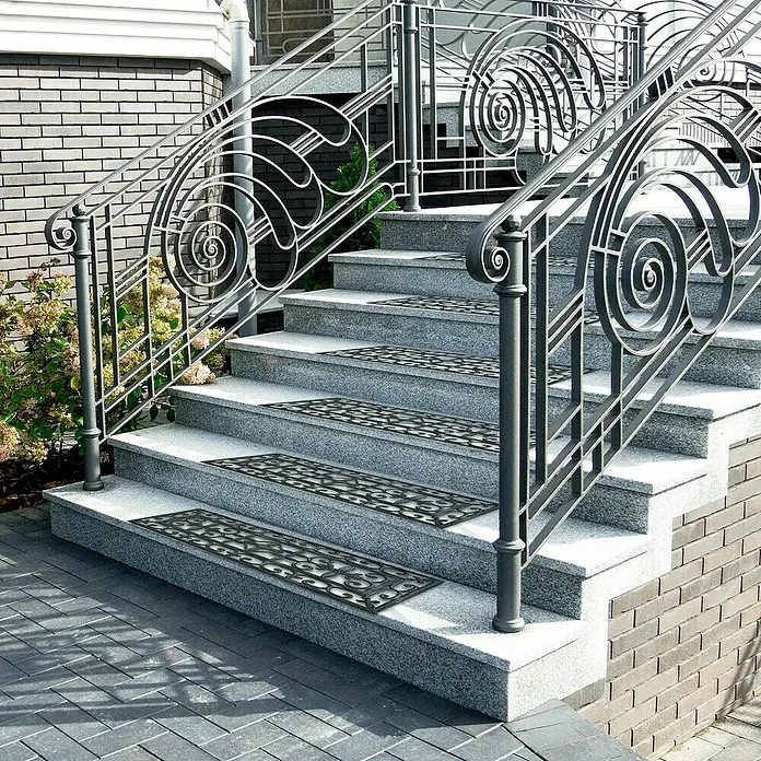Stufenmatte Colo - 65 x 25 cm, 100 % Gummi, Schwarz - Die Treppe ist mit einer eleganten grauen Treppenmatte versehen, die sowohl Stil als auch Sicherheit bietet.\n