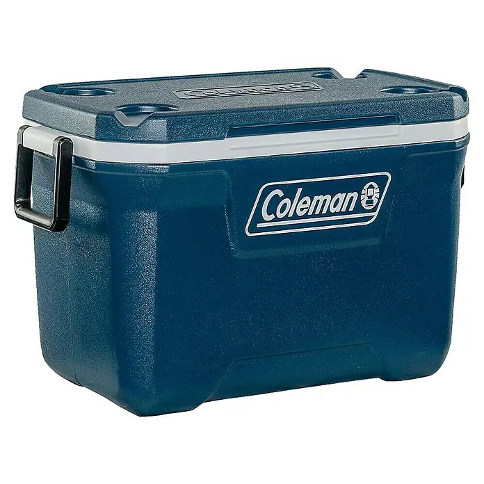 Coleman Kühlbox 52QT Xtreme™ - L x B x H: 56 x 42 x 47 cm, Blau, 49 l - Aufnahme eines blauen Coleman Kühlers mit Griff und Coleman Logo.