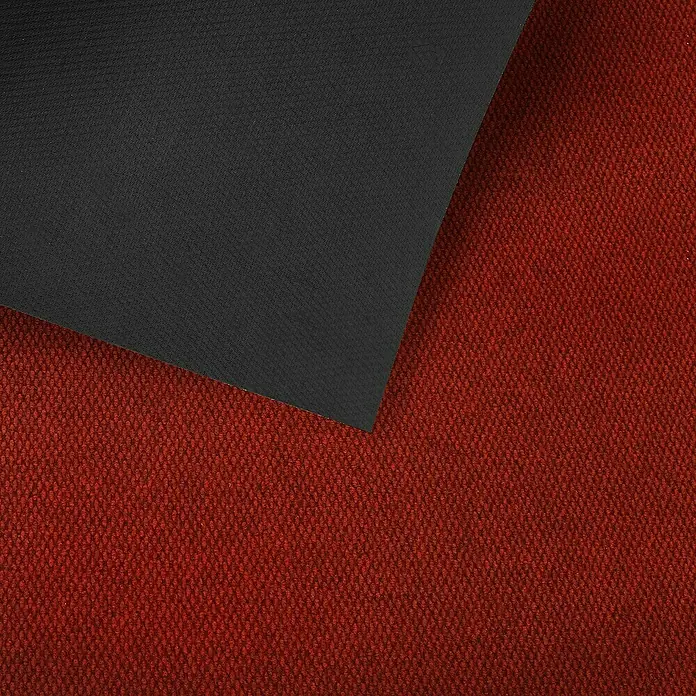 Schmutzfangmatte Hong Kong - Rot, 1.100 x 200 cm, 100 % Polypropylen - Nahaufnahme einer roten Textur mit einer darüber liegenden schwarzen Stoffbahn, die die Details und Farben des Materials hervorhebt.