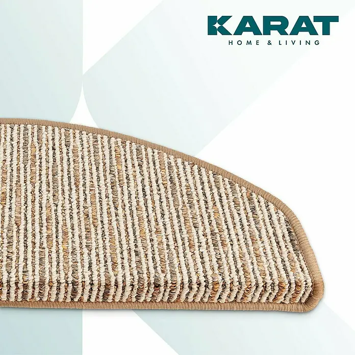 Stufenmatte Geneva - 65 x 23,5 cm, Beige, Halbrund - Nahaufnahme eines braun-beige gestreiften Teppichs von Karat Home & Living, der Textur und Design hervorhebt.