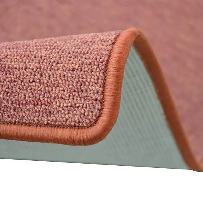 Flachgewebeteppich London - Terra, 200 x 200 cm, 100 % Polypropylen - Nahaufnahme eines rosafarbenen Teppichs mit farblich passender Umrandung, der die Textur und Verarbeitung betont.
