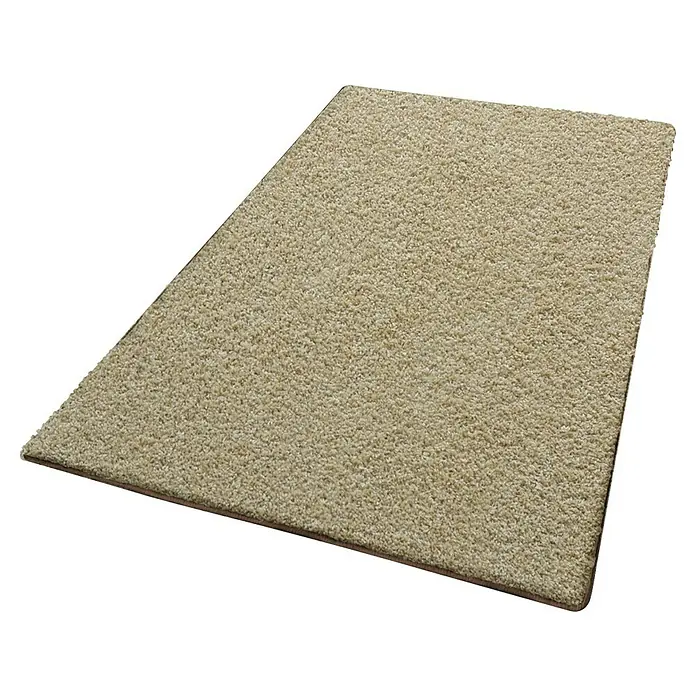 Hochflorteppich Barcelona - Beige, 200 x 200 cm, 100 % Polypropylen - Nahaufnahme eines beigen Teppichs mit weicher Textur. Ideal, um jedem Raum Wärme und Komfort zu verleihen.