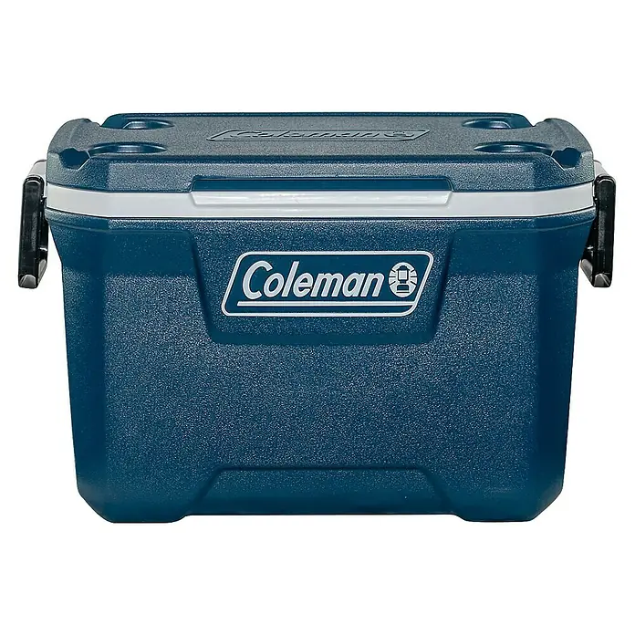 Coleman Kühlbox 52QT Xtreme™ - L x B x H: 56 x 42 x 47 cm, Blau, 49 l - Ein blauer Coleman-Kühler mit weißen Akzenten und dem Coleman-Logo. Ideal für Campingausflüge oder Picknicks, um Speisen und Getränke kühl zu halten.