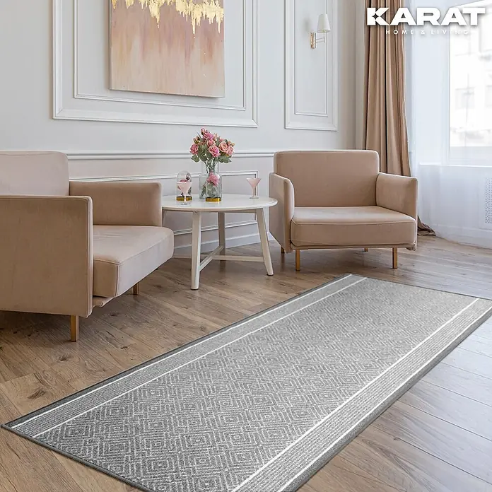 Teppichläufer Olymp - Silber, 250 x 80 cm, 100 % Polyamid - Grauer Teppich mit geometrischem Muster in einem eleganten Wohnzimmer, der den Raum optisch aufwertet.