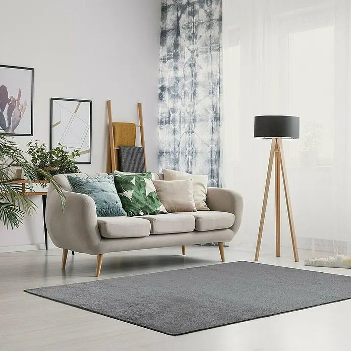 Kurzflorteppich Sundae - Anthrazit, 200 x 200 cm, 100 % Polypropylen - Ein modernes Wohnzimmer mit einem grauen Teppich, der sich perfekt in das stilvolle Ambiente einfügt und für Wärme sorgt.