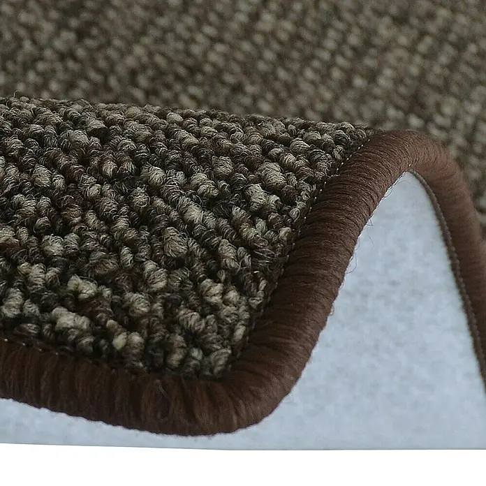 Flachgewebeteppich Carlton - Braun, 200 x 200 cm, 100 % Polypropylen - Nahaufnahme einer braunen Teppichprobe mit sauberer Kante, die die Textur und Verarbeitung des Teppichs hervorhebt.