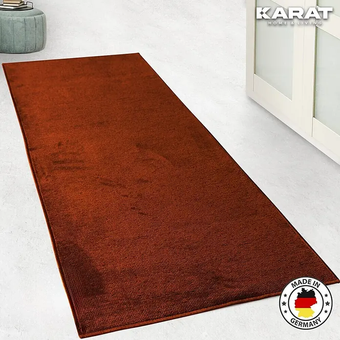 Teppichläufer Azade - Terra, 250 x 80 cm, 65 % Baumwolle, 35 % Polyester - Ein brauner Karat-Teppich aus dem Bereich Wohnen & Leben liegt auf einem hellen Boden.