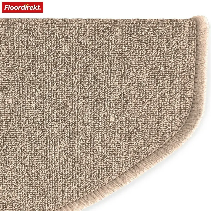 Stufenmatte London - 65 x 25 cm, Beige, Halbrund - Nahaufnahme eines beigen Teppichs mit abgerundeten Kanten und OEKO-TEX® Zertifikat.