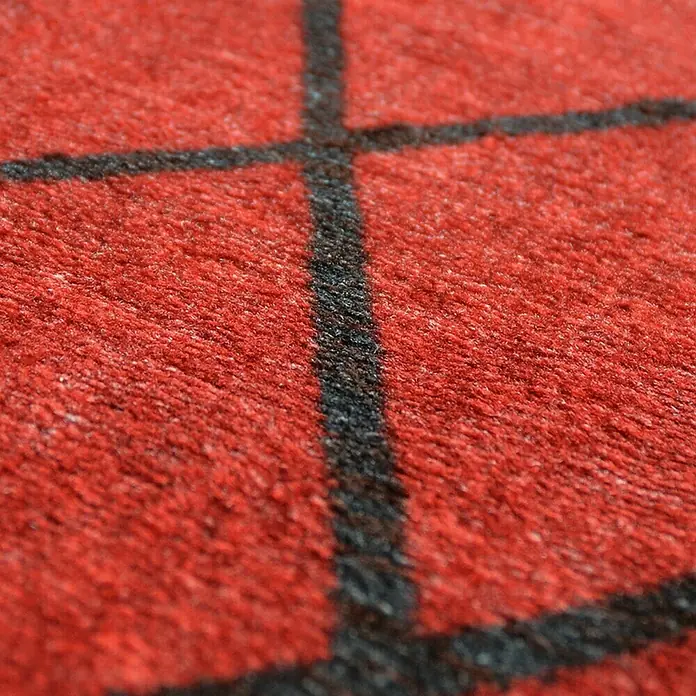 Teppichläufer Cosenza - Rot, 200 x 80 cm, 100 % Polyamid - Nahaufnahme eines roten Teppichs mit schwarzem Gittermuster, der Textur und Design hervorhebt.