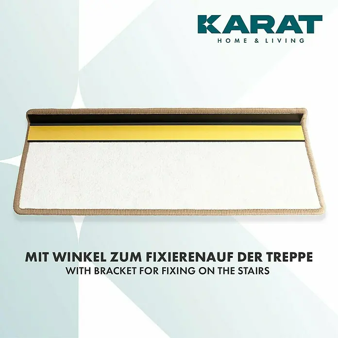 Stufenmatte Geneva - 65 x 23,5 cm, Beige, Rechteck - Bild einer beigen KARAT Treppenstufe mit dem Aufdruck "Mit Winkel zum Fixieren auf der Treppe/With bracket for fixing on the stairs".