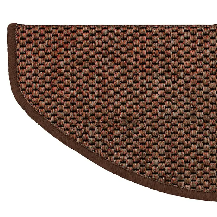 Stufenmatte Kalkutta - 65 x 23,5 cm, Braun, Halbrund - Nahaufnahme einer braunen Sisal-Treppenstufe mit farblich passender Umrandung. Die Textur ist rustikal und strapazierfähig.