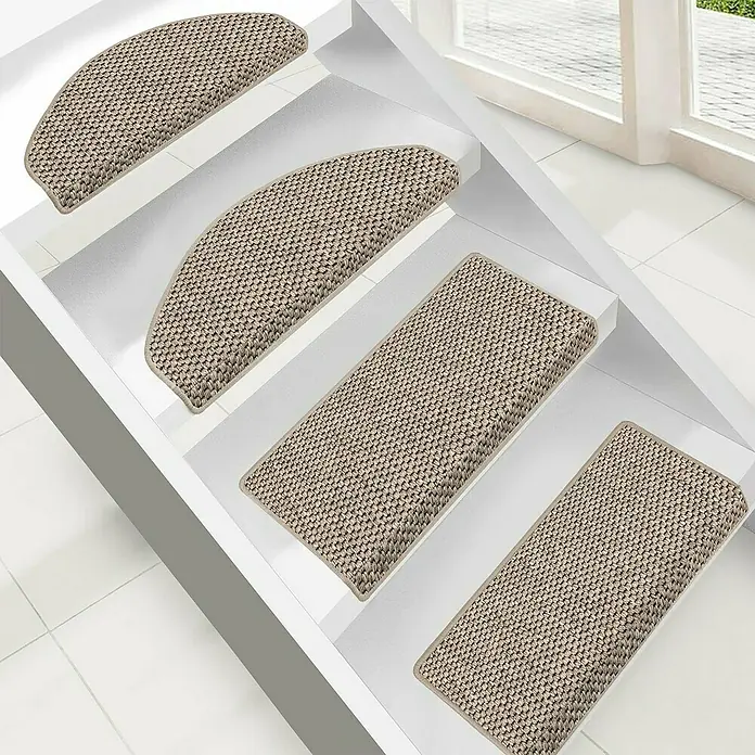 Stufenmatte Kalkutta - 65 x 23,5 cm, Taupe, Halbrund - Aufnahme von Teppichstufenauflagen für eine Treppe, die Komfort und Stil vereinen. Ideal für mehr Sicherheit und ein gemütliches Ambiente im Haus.