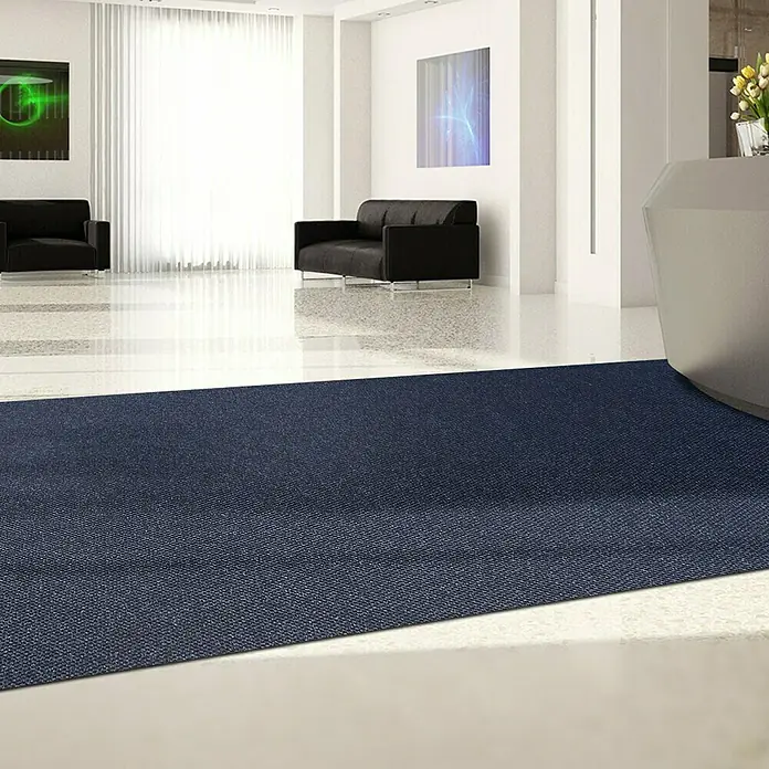 Schmutzfangmatte Hong Kong - Blau, 1.100 x 200 cm, 100 % Polypropylen - Nahaufnahme eines blauen Teppichs in einem modernen, hellen Empfangsbereich, der eine elegante und einladende Atmosphäre schafft.