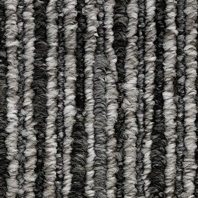 Stufenmatte Geneva - 65 x 23,5 cm, Anthrazit, Halbrund - Nahaufnahme eines Teppichs mit abwechselnden Streifen in Grau- und Schwarztönen, der eine weiche, strukturierte Oberfläche zeigt.\n