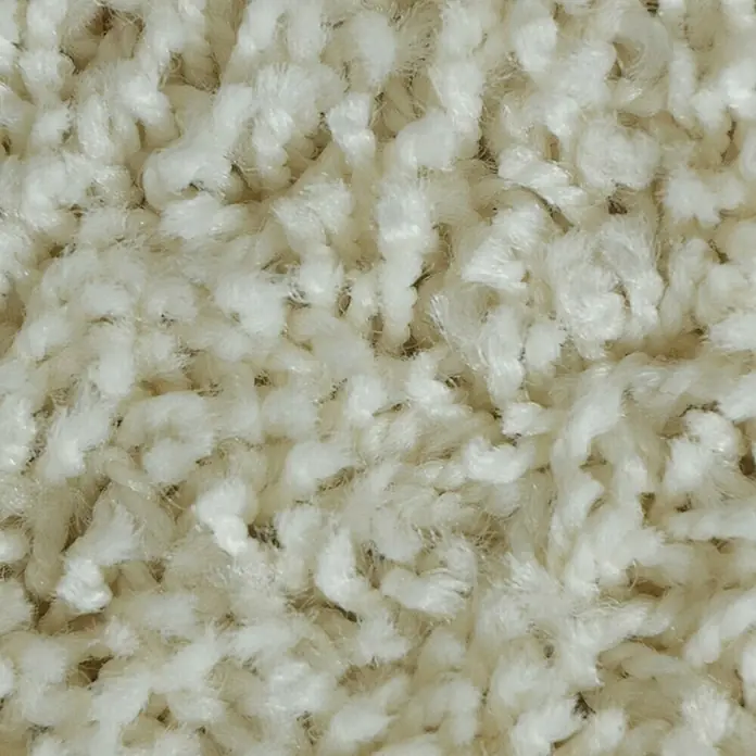 Hochflorteppich Barcelona - Creme, 200 x 200 cm, 100 % Polypropylen - Nahaufnahme eines flauschigen, cremefarbenen Teppichs, der eine weiche und einladende Textur zeigt.