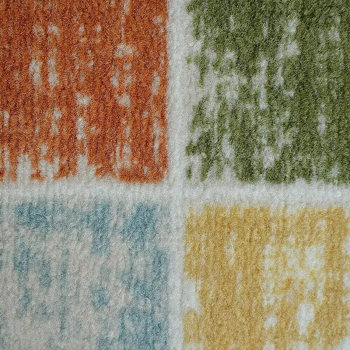 Teppichläufer Capera - Bunt, 100 x 80 cm, 100 % Polyamid - Nahaufnahme eines bunten Teppichmusters mit geometrischen Formen in Orange, Grün, Blau und Gelb.