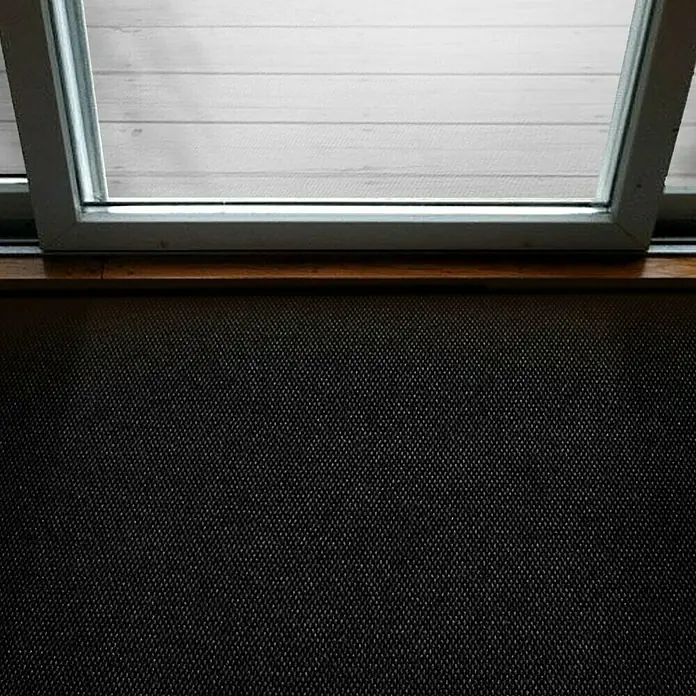Schmutzfangmatte Hong Kong - Schwarz, 1.100 x 200 cm, 100 % Polypropylen - Blick durch ein Fenster mit einem Fliegengitter im Vordergrund. Das Fenster ist teilweise geöffnet und hell.