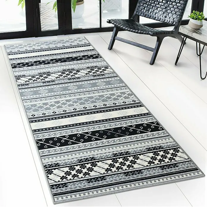 Teppichläufer Mykonos - Grau, 300 x 80 cm, 100 % Polyamid - Moderner Läuferteppich mit einem geometrischen Muster in Schwarz-, Weiß- und Grautönen, ideal für Flure und Wohnbereiche.