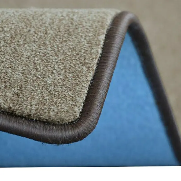 Kurzflorteppich Sinfonie - Hellbraun, 350 x 80 cm, 100 % Polyamid - Nahaufnahme eines Teppichs mit brauner Umrandung und blauem Untergrund, der die hochwertige Verarbeitung und das Detaildesign hervorhebt.