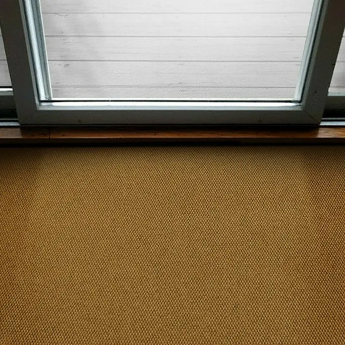 Schmutzfangmatte Hong Kong - Natur, 1.100 x 200 cm, 100 % Polypropylen - Nahaufnahme eines Fensters mit Rahmen und Blick auf eine helle Oberfläche, darunter eine ockerfarbene Textiloberfläche.