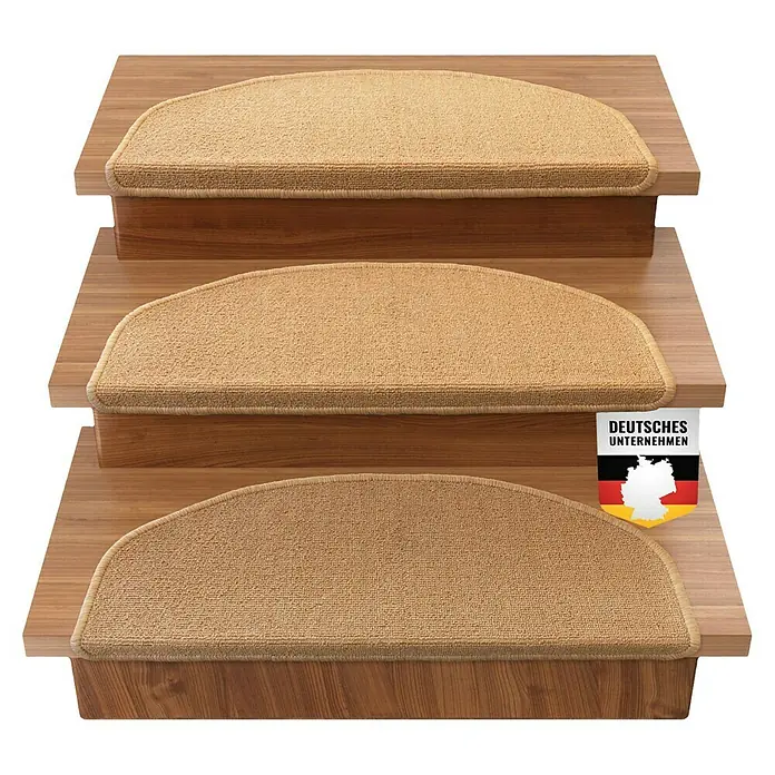 Stufenmatte London - 65 x 24,5 cm, Apricot, Halbrund - Treppenstufenmatten aus beigem Teppich auf einer Holztreppe. Die Matten sind halbrund und verleihen dem Raum Wärme und Stil.