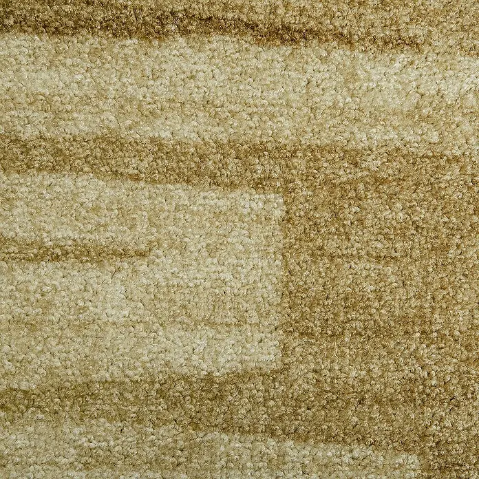 Kurzflorteppich Via Veneto - Beige, 450 x 80 cm, 100 % Polyamid - Nahaufnahme eines beigen Teppichs mit braunen Streifen. Die Textur des Teppichs ist deutlich sichtbar.