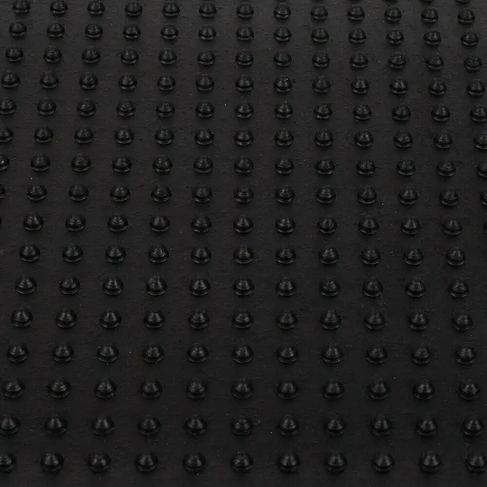 Stufenmatte Santi - 65 x 25 cm, 100 % Gummi, Schwarz - Detailaufnahme einer schwarzen Gummioberfläche mit Noppenstruktur, ideal für rutschfeste Anwendungen und robuste Oberflächen.