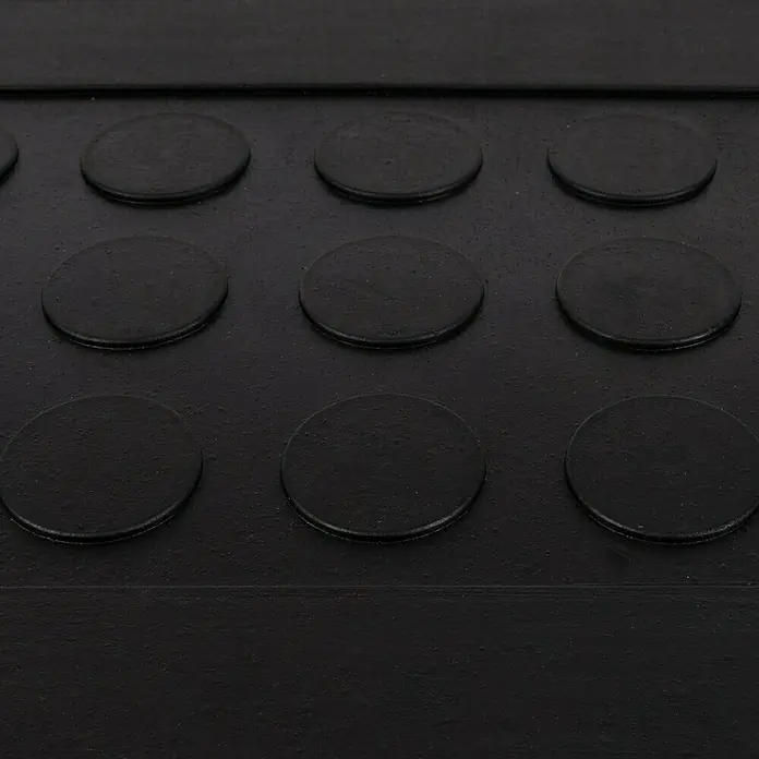 Stufenmatte Coin - 65 x 25 cm, 100 % Gummi, Schwarz - Nahaufnahme eines schwarzen Noppenblechs, das für sicheren Halt sorgt. Ideal für Böden oder Trittflächen, robust und rutschfest.
