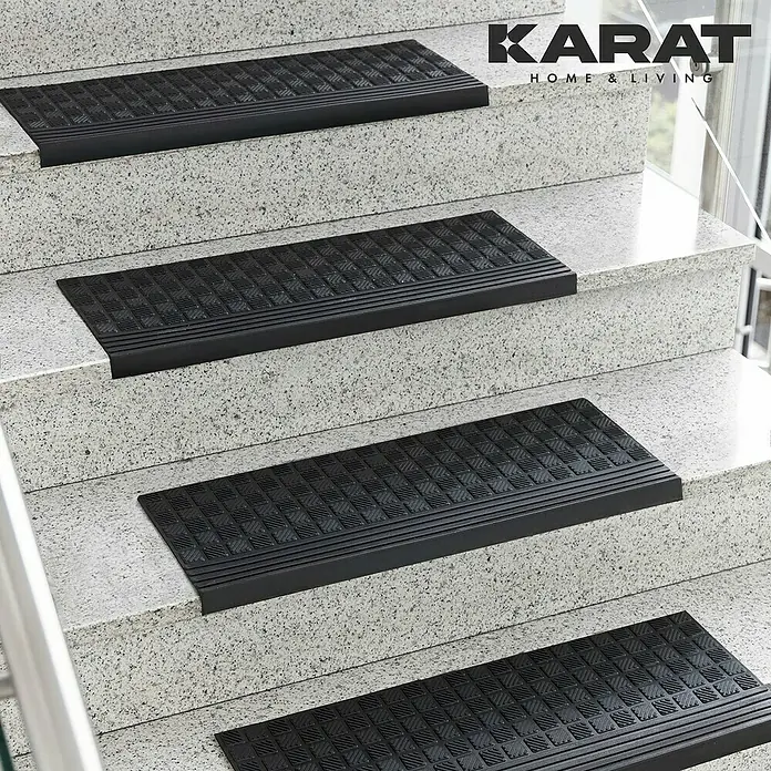 Stufenmatte Dia - 120 x 30 cm, 100 % Gummi, Schwarz - Schwarze Karat Home & Living Treppenmatten auf einer Treppe aus gesprenkeltem Granit für mehr Sicherheit und Komfort beim Treppensteigen.