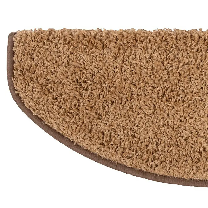 Stufenmatte Shaggy - 65 x 23,5 cm, Hellbraun, Halbrund - Nahaufnahme einer beigen, halbmondförmigen Teppichstufe mit braunem Rand, ideal für den Innenbereich und zur Trittschalldämmung.