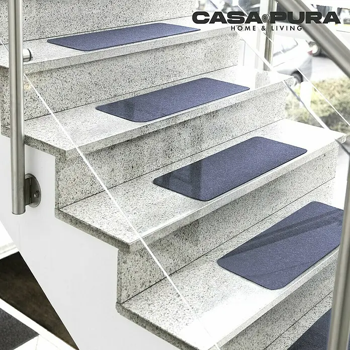 Stufenmatte Leipzig - 60 x 25 cm, 100 % Polypropylen, Blau - Bild einer Treppe mit CASA PURA Teppichstufenmatten für mehr Sicherheit und Komfort im Haus.\n
