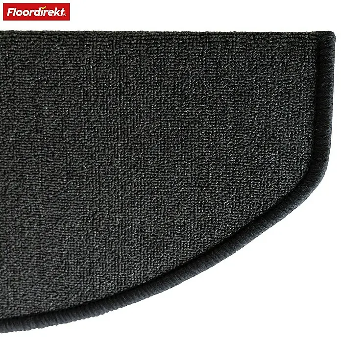 Stufenmatte London - 65 x 25 cm, Anthrazit, Halbrund - Detailaufnahme einer grauen, halbkreisförmigen Teppichstufe mit OEKO-TEX Zertifikat und schwarzer Umrandung.